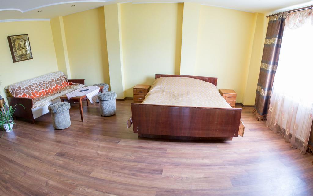 Guest House Cherepaha Kamyanets-Podilski Dış mekan fotoğraf
